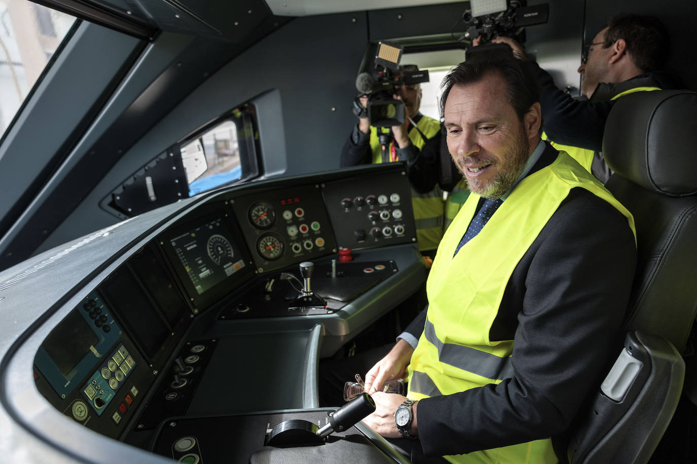 El ministro Puente, de visita en una fábrica de trenes