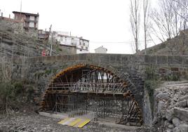 El puente medieval está ensillado en su totalidad para la reparación.