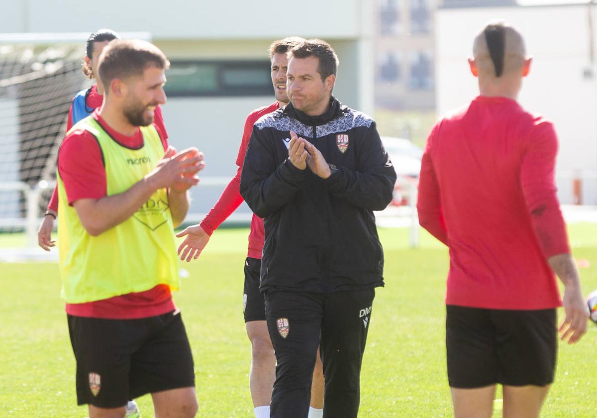 Diego Martínez aplaude a sus jugadores al término de un ejercicio