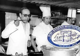 Raimundo González, en la cocina del Rincón de Pepe en los años 70 y antigua etiqueta.