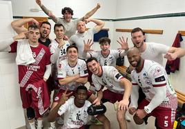 Los jugadores del Ciudad de Logroño celebran la victoria en el vestuario.