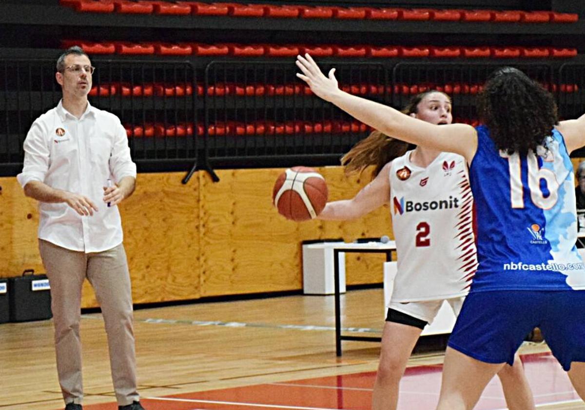 Ramiro García, entrenador del Unibasket, observa a Alonso.