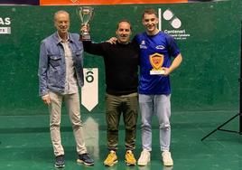 José Ángel Sáenz, Cuco, y Sergio Gutiérrez levantan los trofeos de campeones.