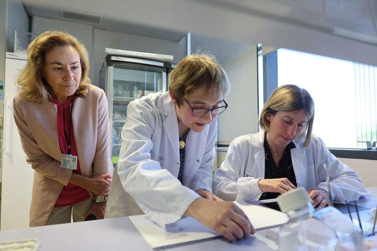 Las doctoras Lydia Álvarez-Erviti y María Izco, en su laboratorio del Cibir con la consejera de Salud, María Martín