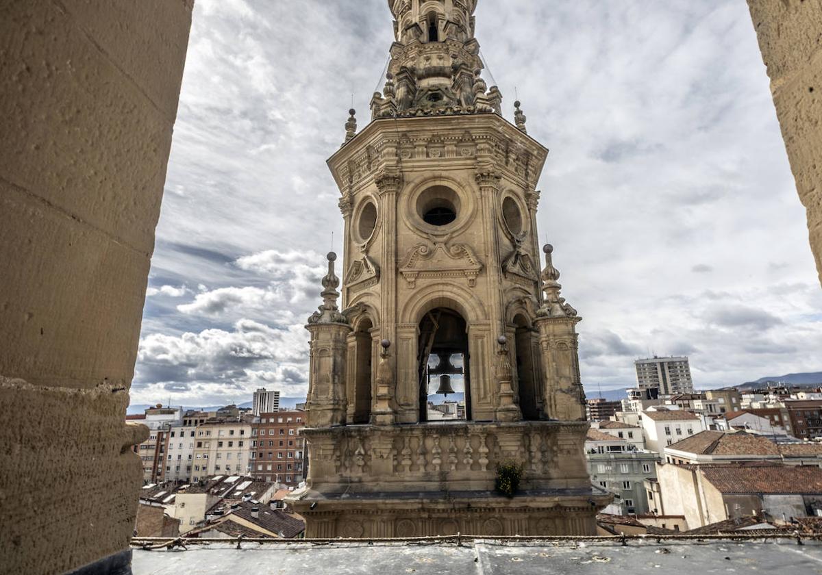 Campanario de la torre sur o de San Pablo visto desde la norte o de San Pedro, la más accesible de la concatedral de La Redonda.