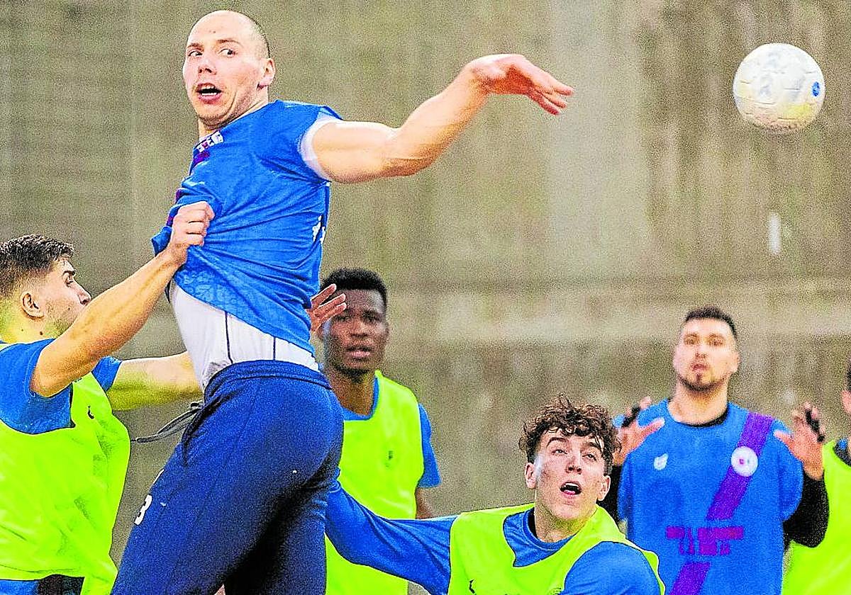 Eugene Zaja pasa el balón en un cruce durante un entrenamiento del Ciudad de Logroño.