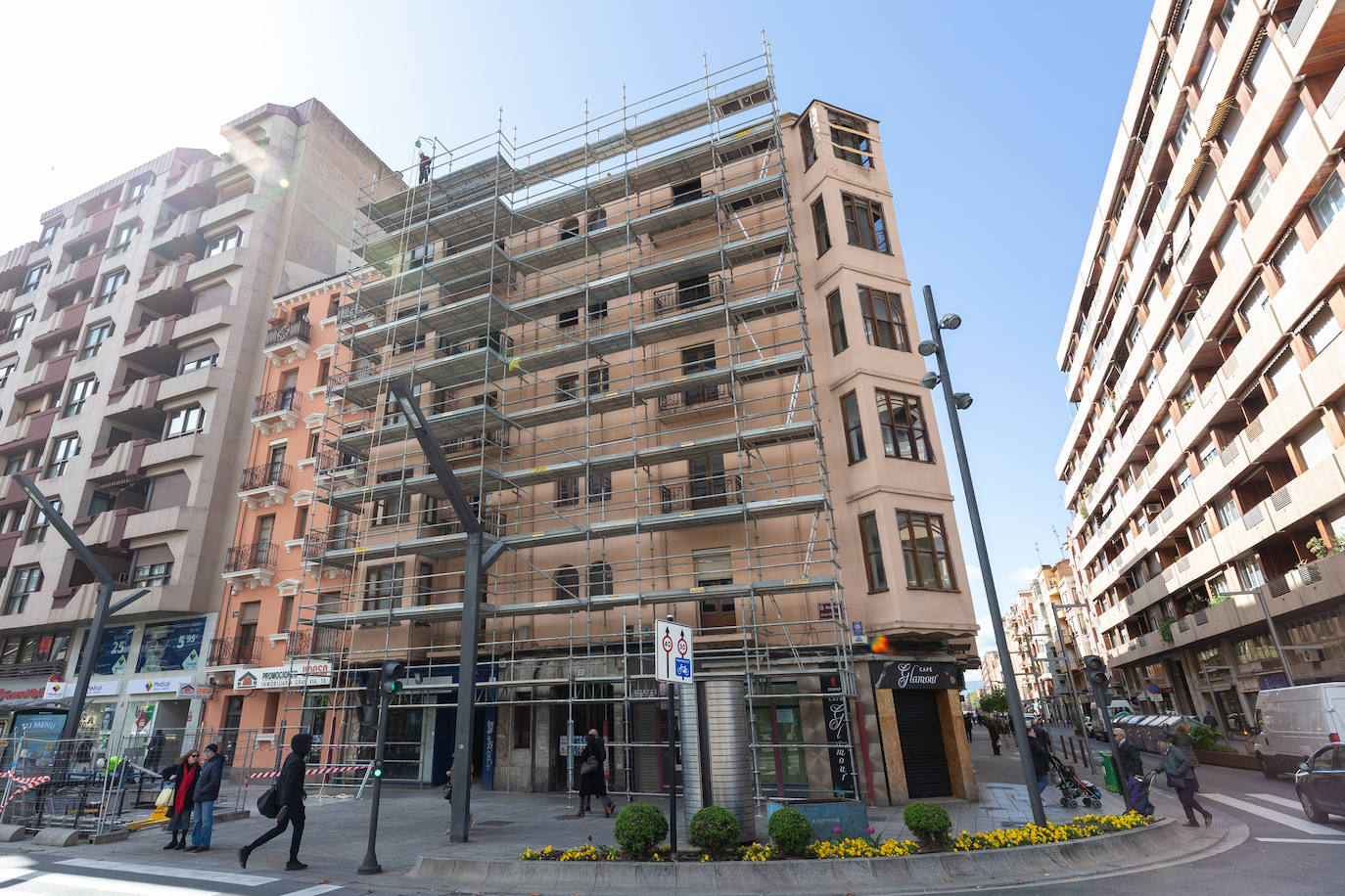 Andamios levantados en la fachada norte de Gran Vía 21, en la esquina con República Argentina