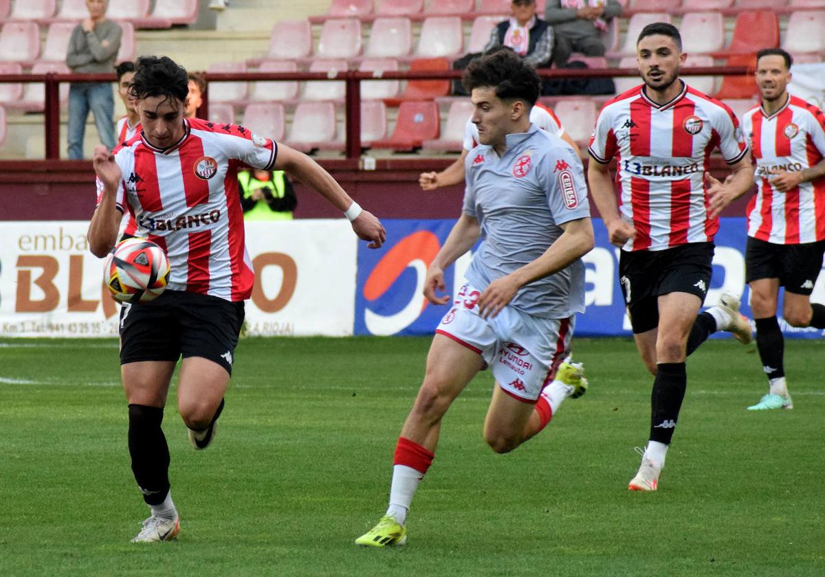 Jaráiz conduce el balón ante la presencia de un rival de la Cultural.