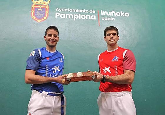 Darío y Zabaleta posan con el material separado para el partido de este sábado