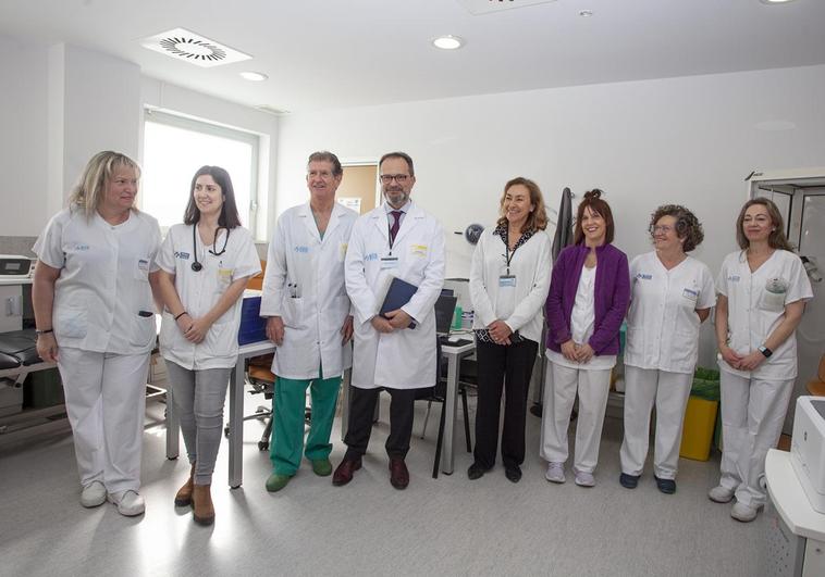 La consejera y responsables médicos, con el personal que forma parte de la nueva consulta especializada en tabaquismo, recién puesta en marcha en el Hospital San Pedro.