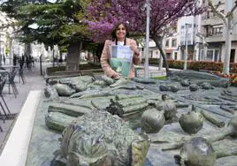 Reyes Zapata, concejala de Turismo, con el cartel de las Jornadas, en el monumento a la verdura del Mercadal.