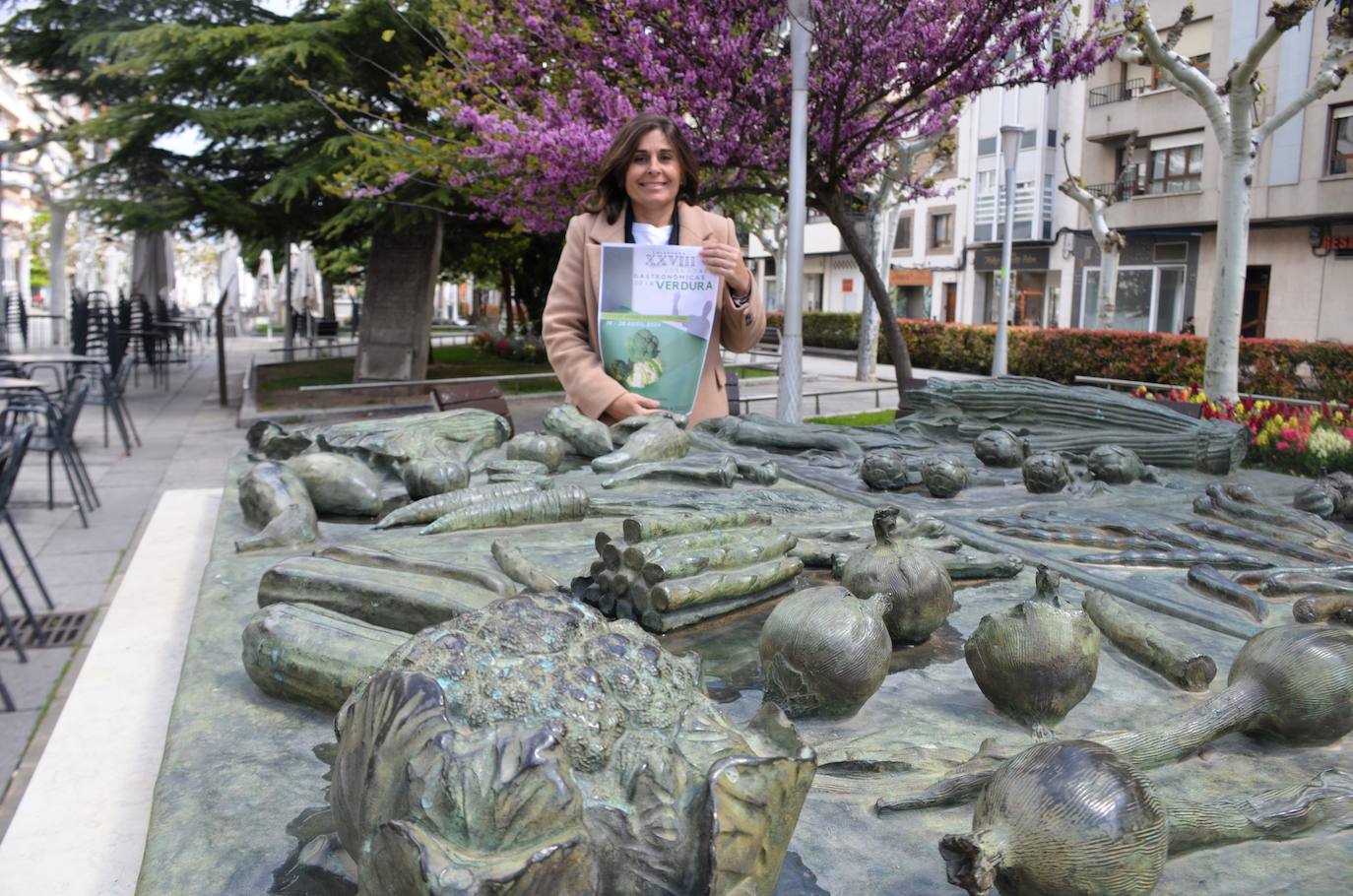 Reyes Zapata, concejala de Turismo, con el cartel de las Jornadas, en el monumento a la verdura del Mercadal.