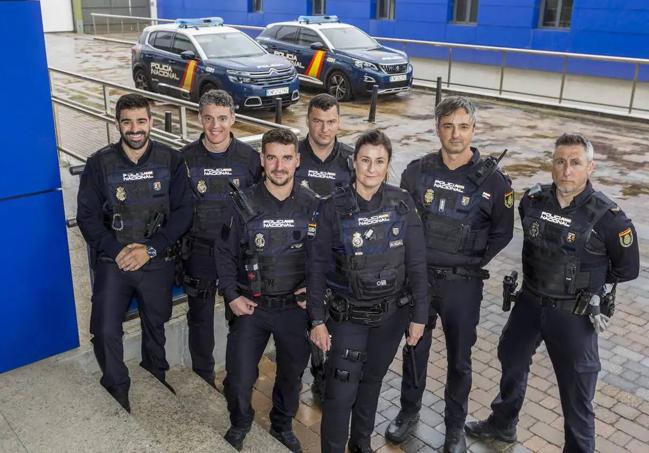 Los agentes Javier y Laura, en primer término, junto a los otros cinco policías nacionales que efectuaron tan brillante servicio el domingo.