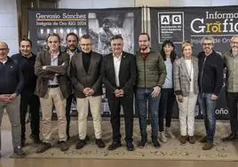 Gervasio Sánchez, en el centro de la imagen en el acto de entrega del premio otorgado por la AIG de La Rioja.