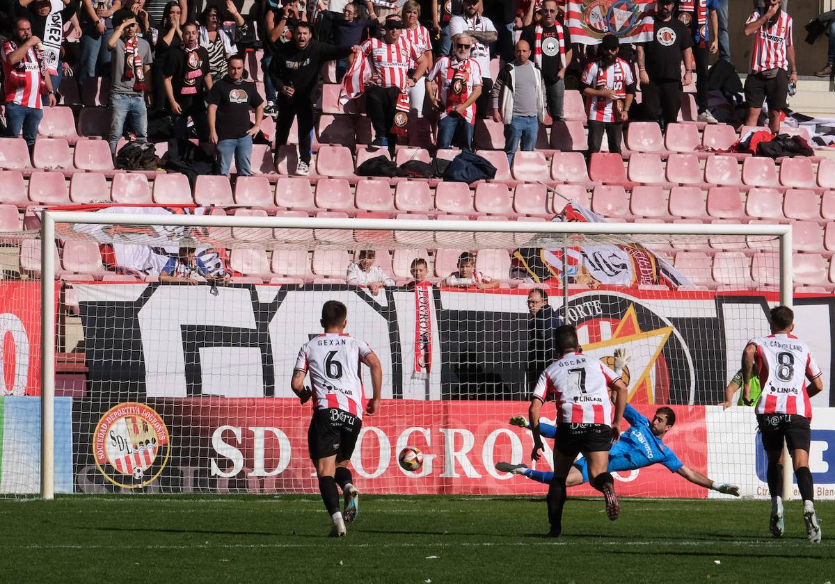 Iru intenta detener el penalti que encajó en la victoria riojana ante el Tarazona, en Las Gaunas