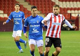 Arias conduce el balón en el duelo ante el Utebo