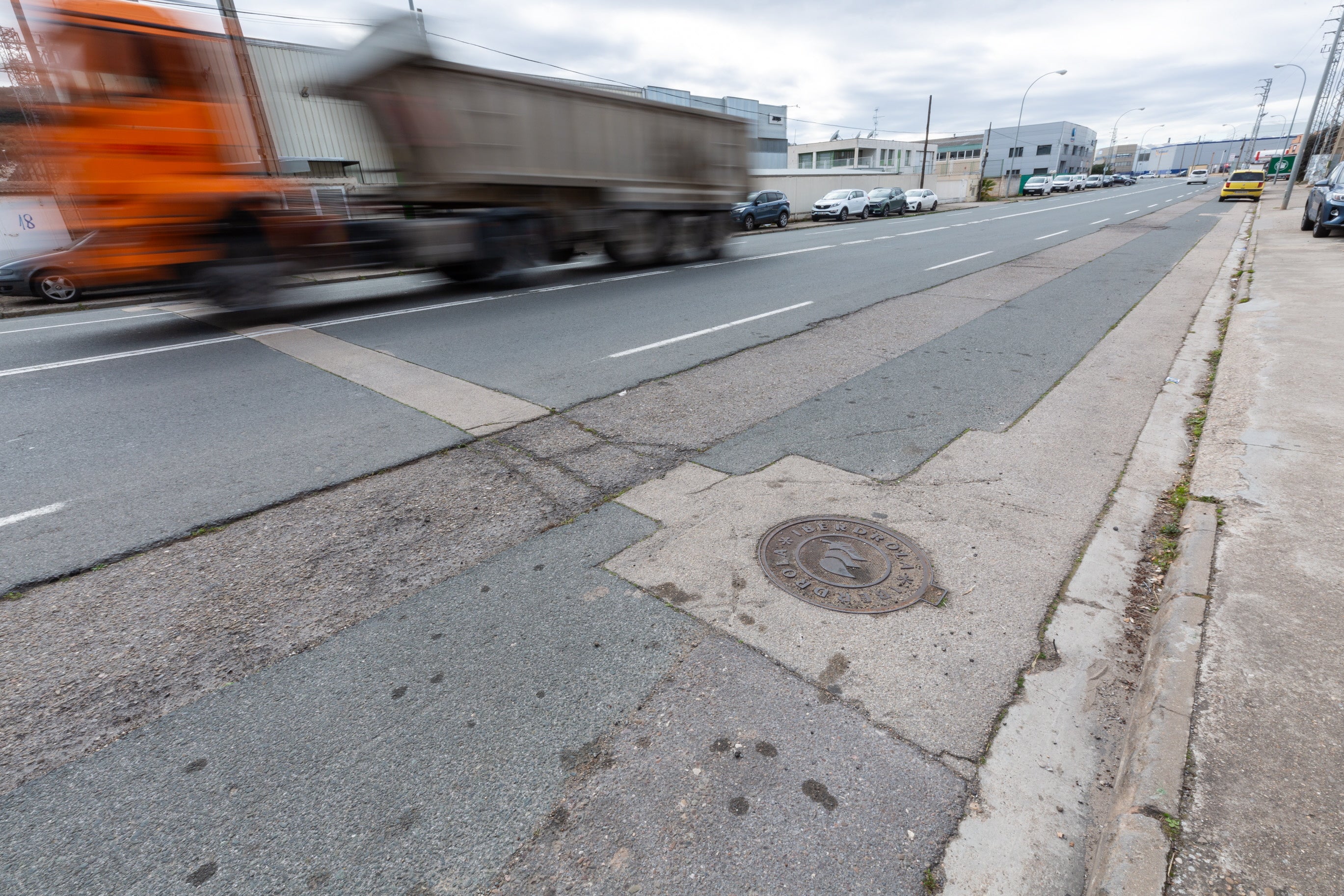 Una de las calles del polígono La Portalada.