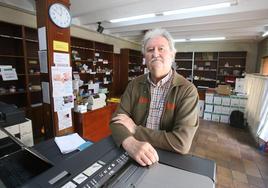 Manuel Balda, ya de retirada (y recogida), posa en Sender, librería-papelería de los 80 cerrada en la previa de Semana Santa.