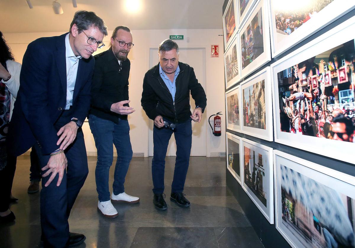 Gonzalo Capellán, Óscar Solórzano y Gervasio Sánchez durante su visita a la exposición.