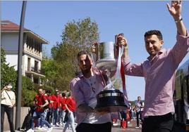 Muniain y De Marcos, con la Copa, a su llegada al Marítimo.