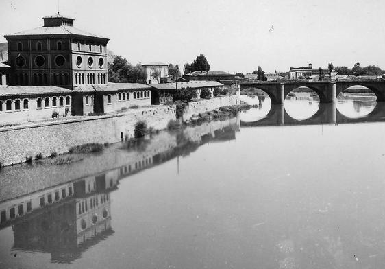 Foto de los años 70 con el edificio del matadero, el río Ebro y el puente de Piedra (cuentan las crónicas que en 1966 fue sacrificado un toro de tres metros de largo, 1,65 de alto y un peso de 1.200 kilos, el de mayor tamaño hasta esa fecha).