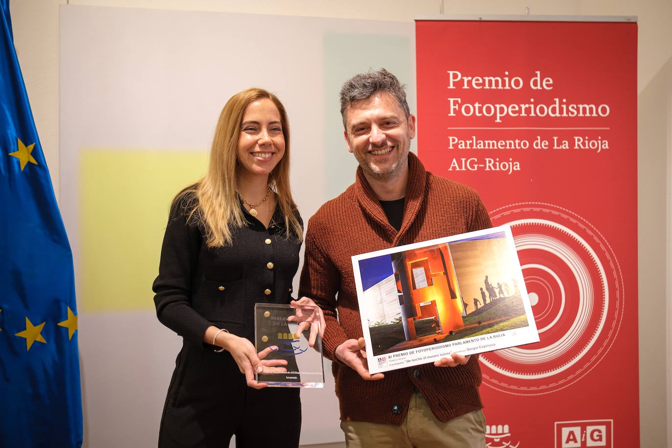 Marta Fernández entrega el premio a Sergio Espinosa.