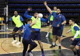 Juan Palomino intenta conectar con un compañero durante un entrenamiento del Ciudad de Logroño en el Palacio.