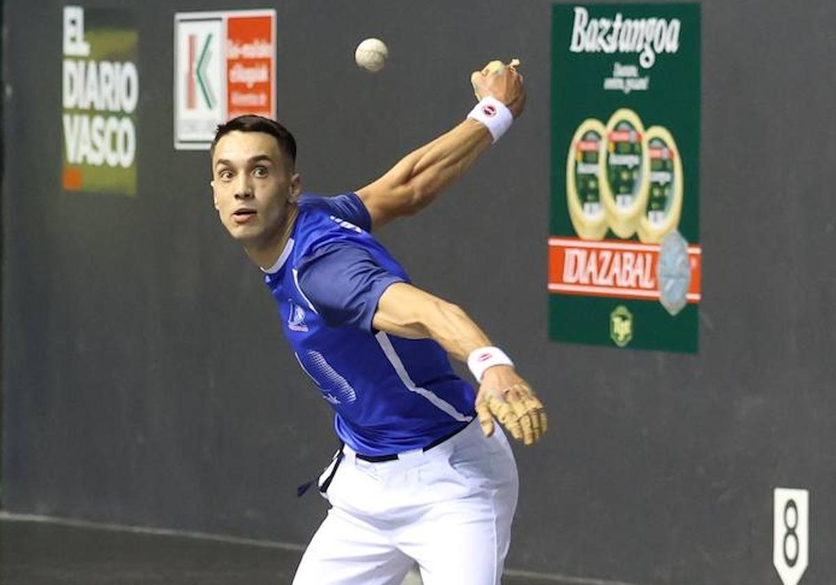 Zabala prepara su derecha para golpear la pelota.