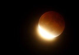 La luna durante un eclipse en San José de Costa Rica en 2022.