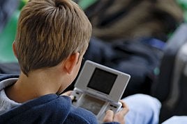 Un menor, jugando con un videojuego.