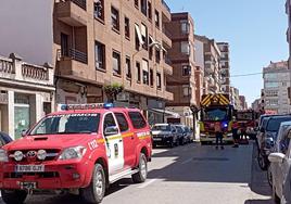 Los bomberos de Calahorra auxilian a un anciano que se habia caído en su vivienda