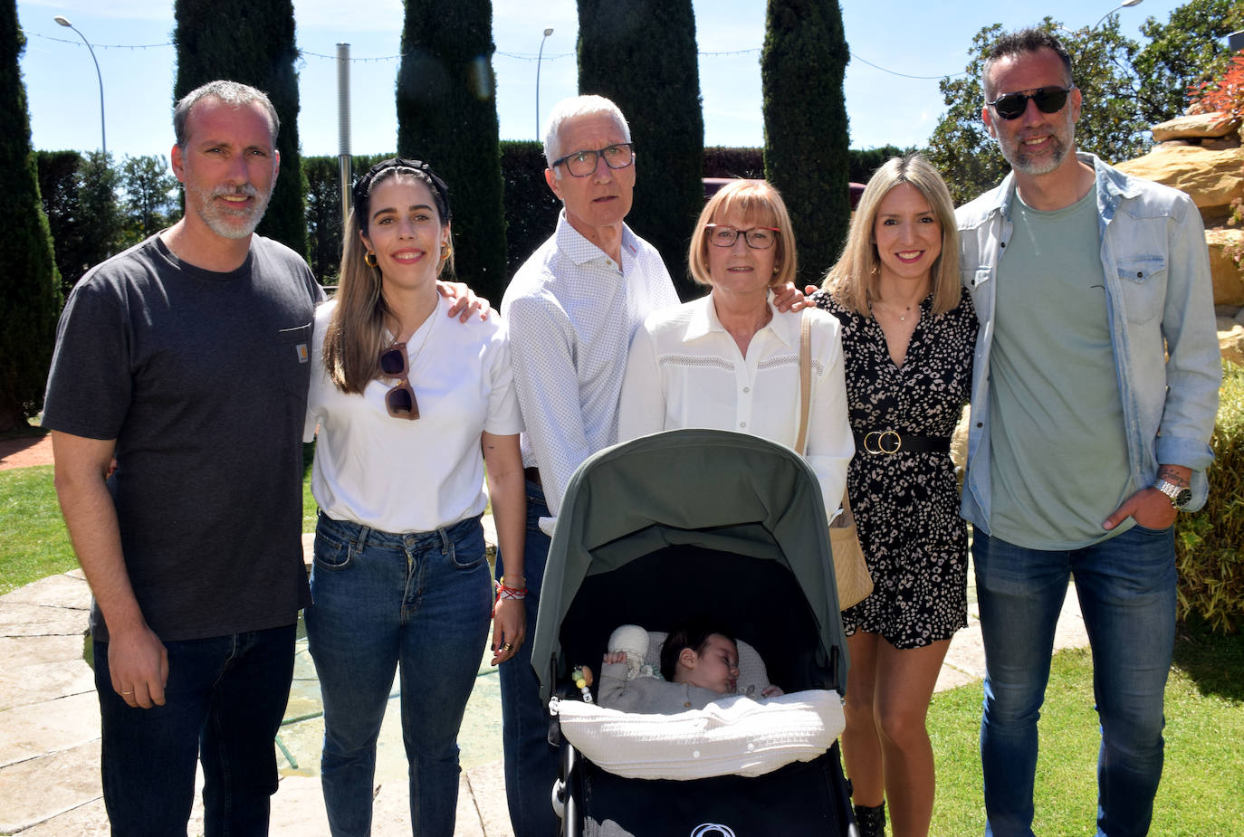 Ángel Martínez de Corta, Patricia Federio, Ángel Martínez García, Leonor de Corta Nestares, Paula González, Miguel Martínez de Corta y el niño, Nicolás Martínez.