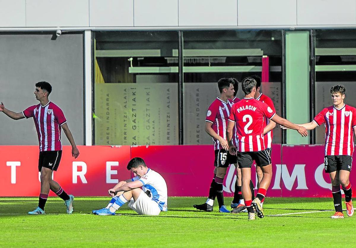 Decepción. Un jugador del Náxara se lamenta en el suelo tras la dura victoria ante el líder que significó el descenso de su equipo.