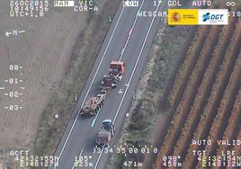 Imagen captada por un helicóptero Pegasus en un adelantamiento en línea continua de un camión en Briones.