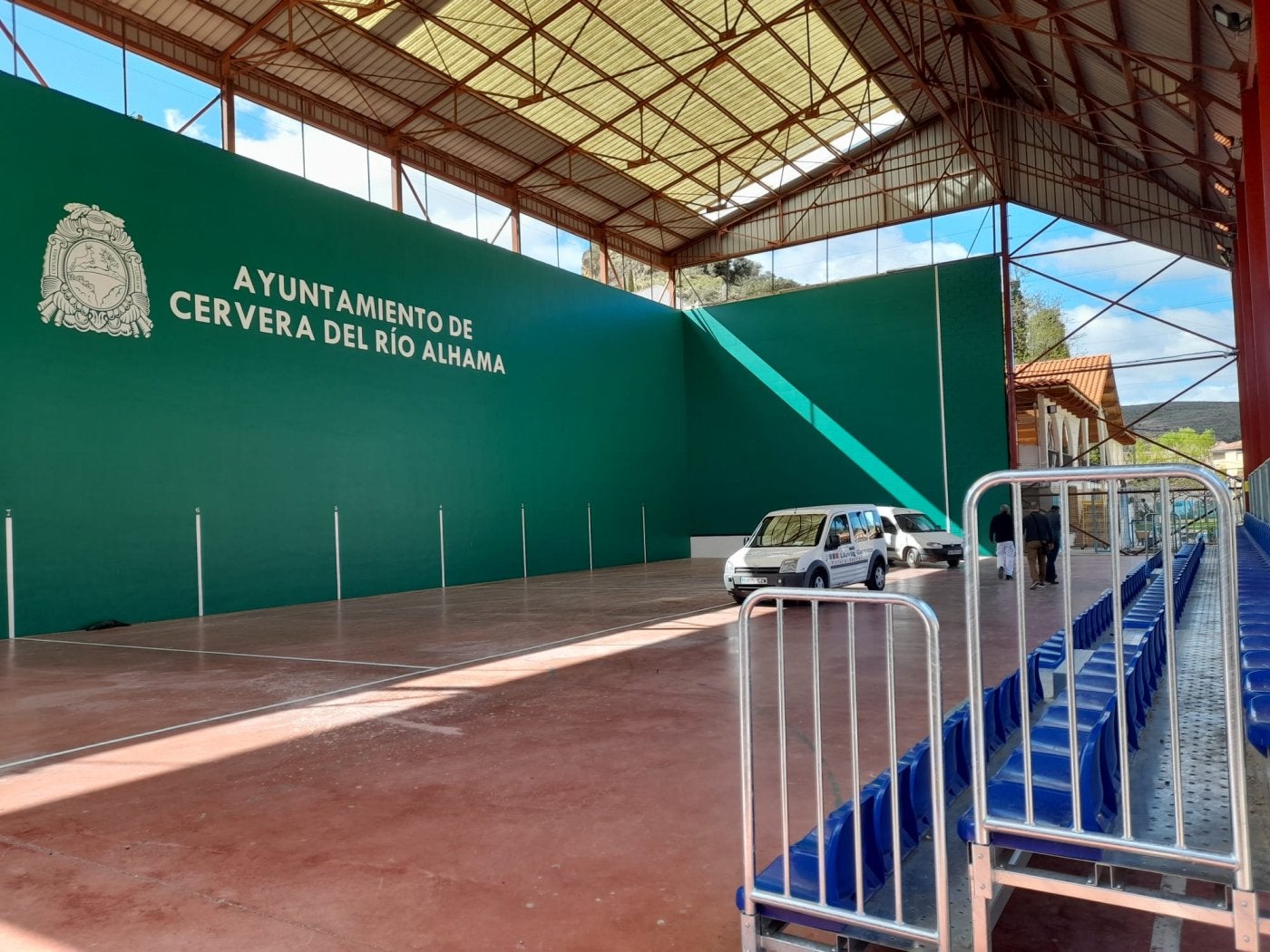 Frontón de Cervera recién pintado.