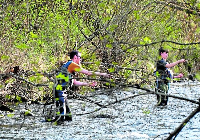 Un pescador durante la tarde del pasado jueves en el río Iregua, en Torrecilla en Cameros.