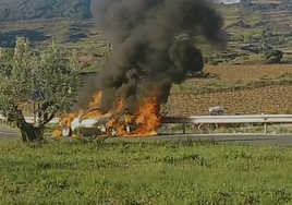 Arde un coche en la rotonda de Ventosa