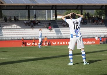 Miguel Pérez se lleva las manos a la cabeza durante el partido en el que el Náxara certificó su descenso matemático.
