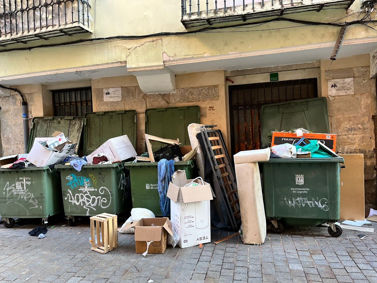 Postales &#039;turísticas&#039; al Ayuntamiento sobre el descontrol de residuos en el Casco Antiguo