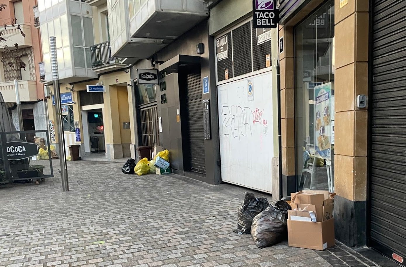 Postales &#039;turísticas&#039; al Ayuntamiento sobre el descontrol de residuos en el Casco Antiguo