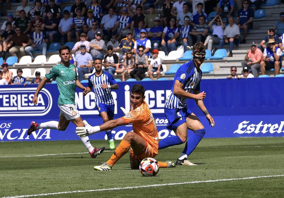 Longo anota el tercer tanto de la Ponferradina ante la salida de Uri.