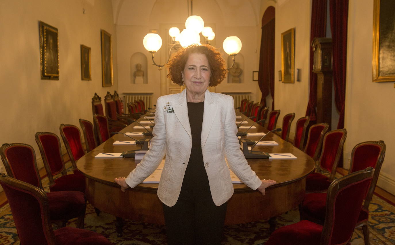 Carmen Iglesias, en la sala de juntas de la RAH