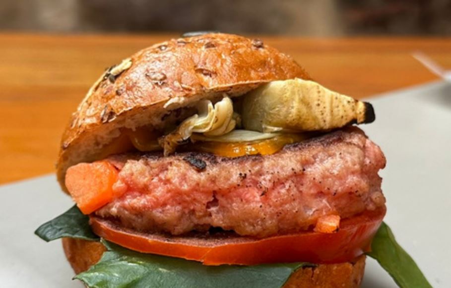 Smash burguer con zanahoria, ingredientes de nuestra tierra y pan de semillas de calabaza. Otros pinchos: Gofre salado con toppings de verduras en diferentes texturas.