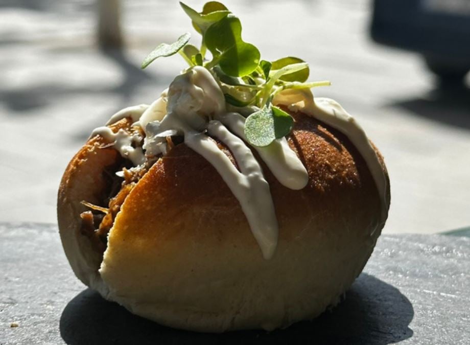 Mini Navete de rabo a baja temperatura, cous cous de coliflor de Calahorra y mahonesa de syracha. Otros pinchos: Cremoso de vichyssoise con perlas de tomate,trigueros a la parrilla y migas de cordero chamarito