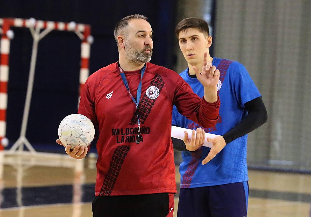 Miguel Velasco da una instrucción; escucha Preciado.