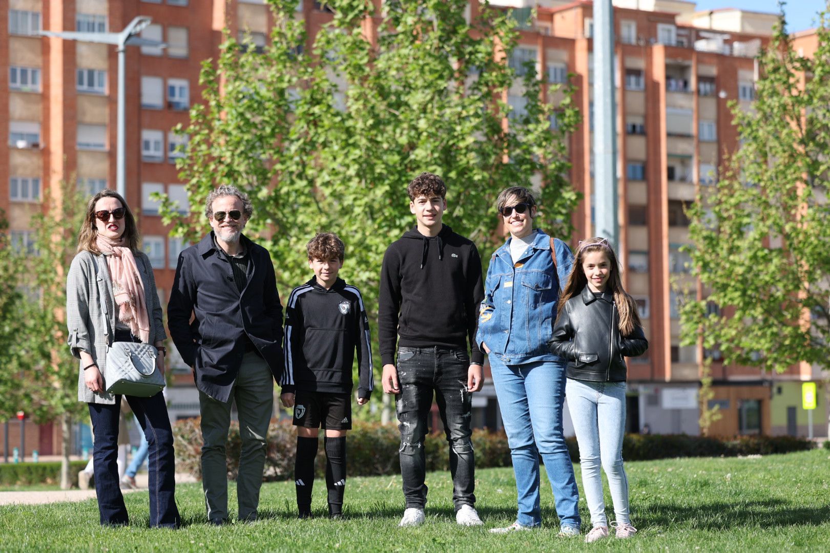 Cristina Guinea, junto a Diego Ariznavarreta y sus hijos Pedro y Diego; y María Fernández, con su hija Julia, en el parque Felipe VI.