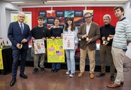 Los alumnos premiados, con los organizadores de la iniciativa.