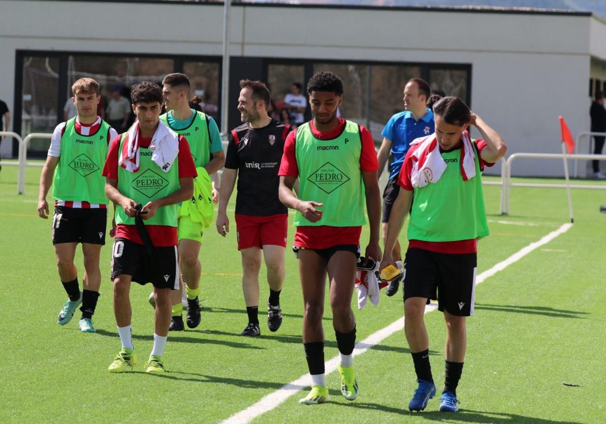 Marwan, el segundo empezando por la derecha, calentando con la UDL B el pasado domingo.