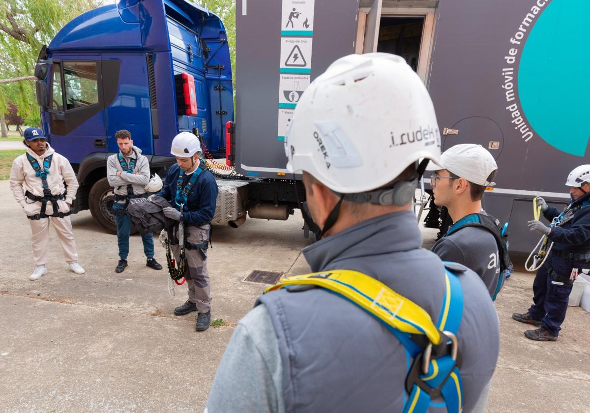 Un especialista da las instrucciones precisas a los alumnos participantes en el curso desarrollado en el recinto ferial de Albelda.