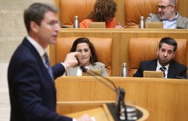 El presidente Capellán interviene en el Parlamento ante la mirada de su predecesora, Concha Andreu